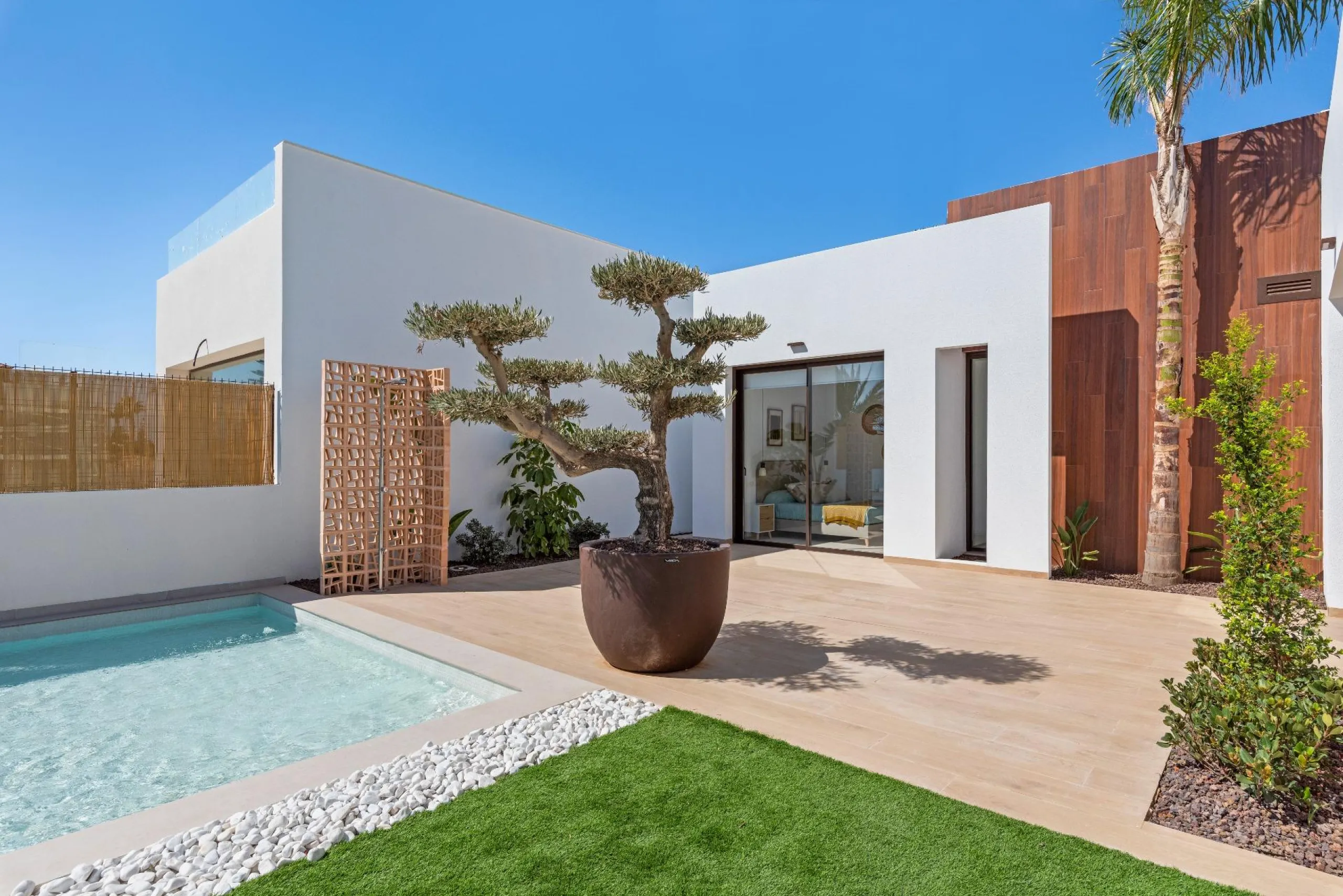 NEW BUILD VILLA IN LOS ALCÁZARES WITH VIEWS TO MAR MENOR. WITH PRIVATE POOL AND PARKING. 3 BEDROOMS. 2 BATHROOMS. PLOT 297 M2.