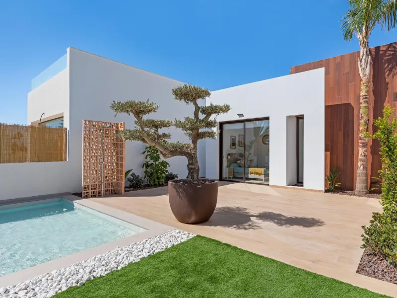 NEW BUILD VILLA IN LOS ALCÁZARES WITH VIEWS TO MAR MENOR. WITH PRIVATE POOL AND PARKING. 3 BEDROOMS. 2 BATHROOMS. PLOT 297 M2.