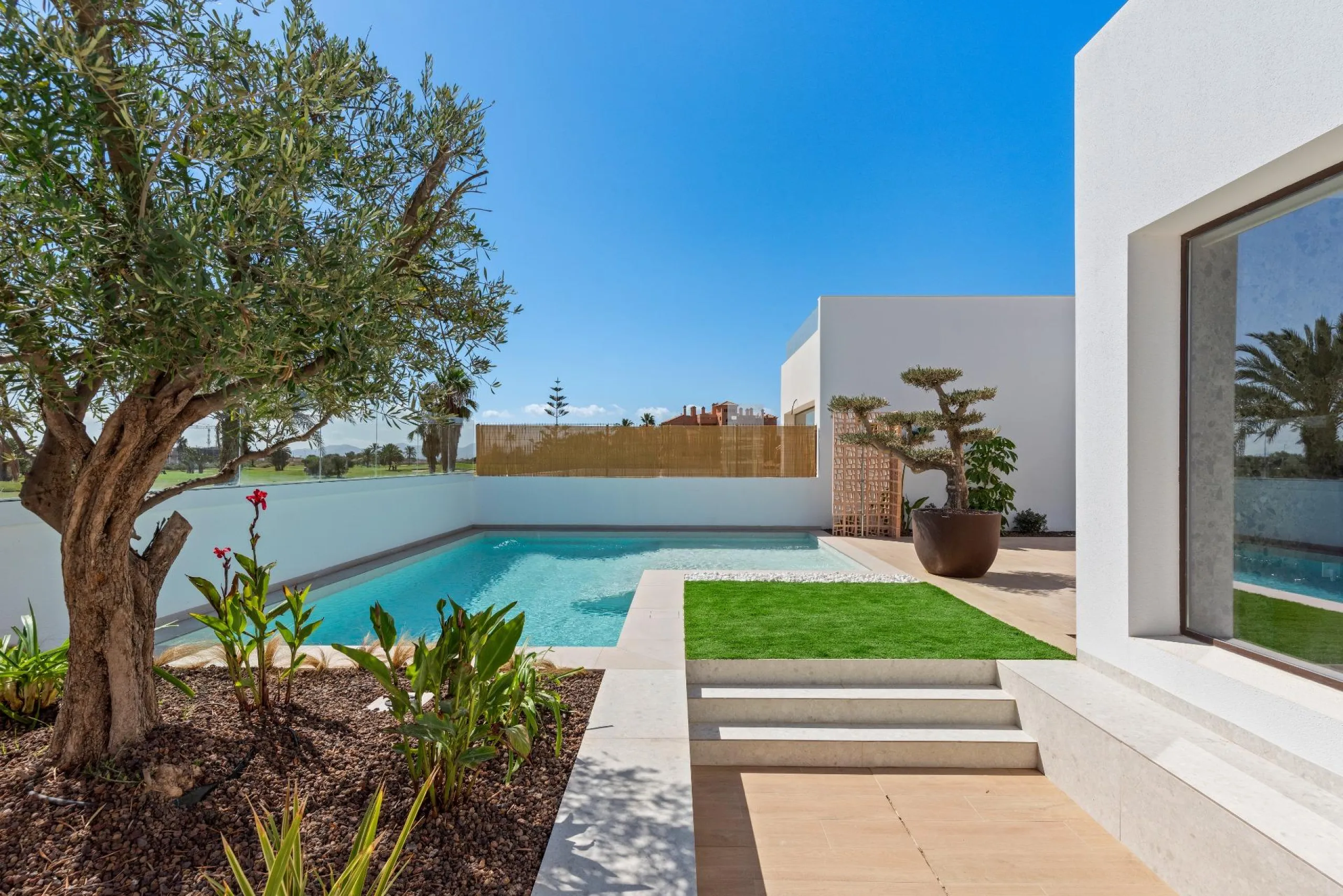 NEW BUILD VILLA IN LOS ALCÁZARES WITH VIEWS TO MAR MENOR. WITH PRIVATE POOL AND PARKING. 3 BEDROOMS. 2 BATHROOMS. PLOT 297 M2.