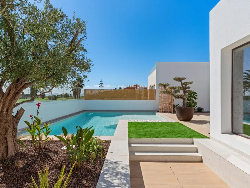 NEW BUILD VILLA IN LOS ALCÁZARES WITH VIEWS TO MAR MENOR. WITH PRIVATE POOL AND PARKING. 3 BEDROOMS. 2 BATHROOMS. PLOT 297 M2.