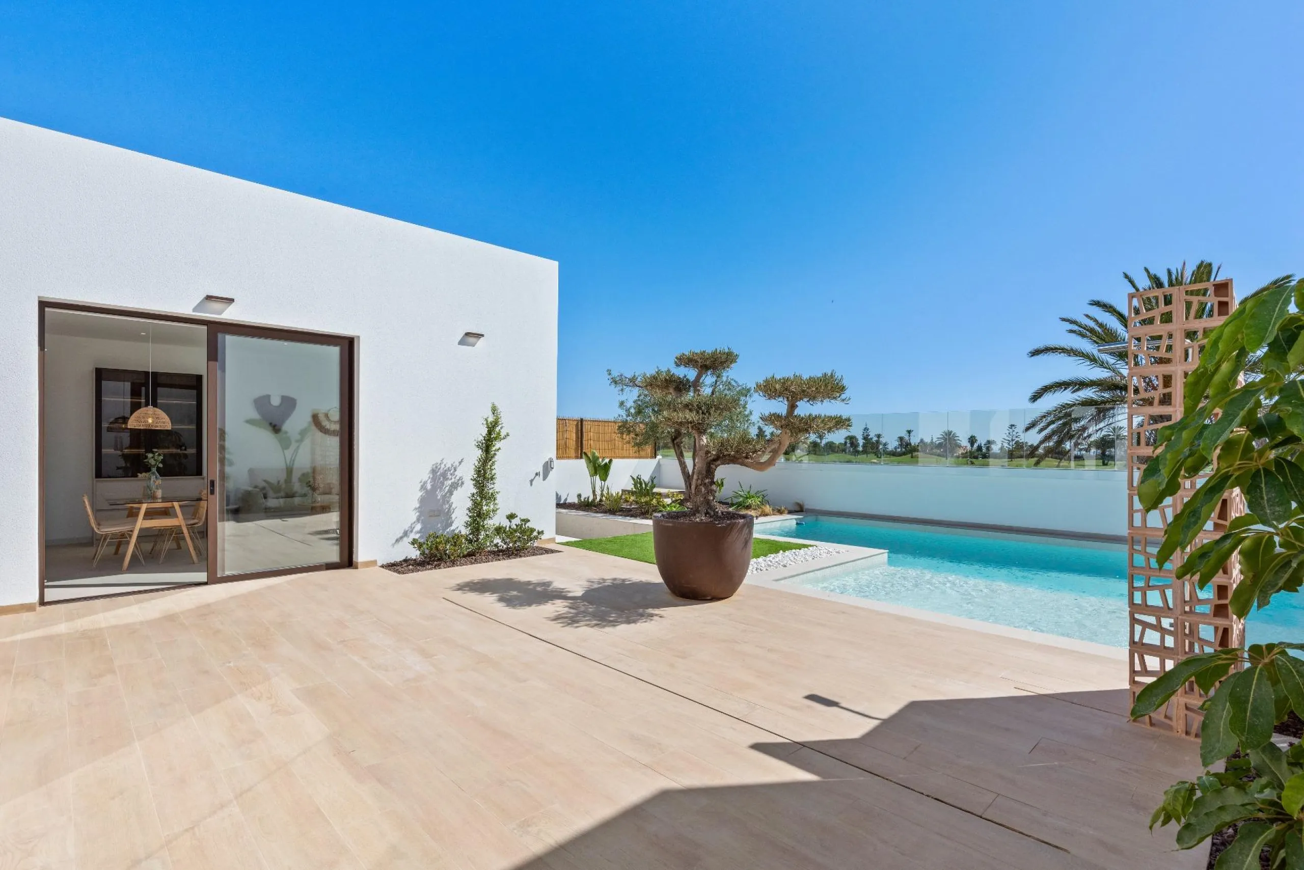 NEW BUILD VILLA IN LOS ALCÁZARES WITH VIEWS TO MAR MENOR. WITH PRIVATE POOL AND PARKING. 3 BEDROOMS. 2 BATHROOMS. PLOT 297 M2.