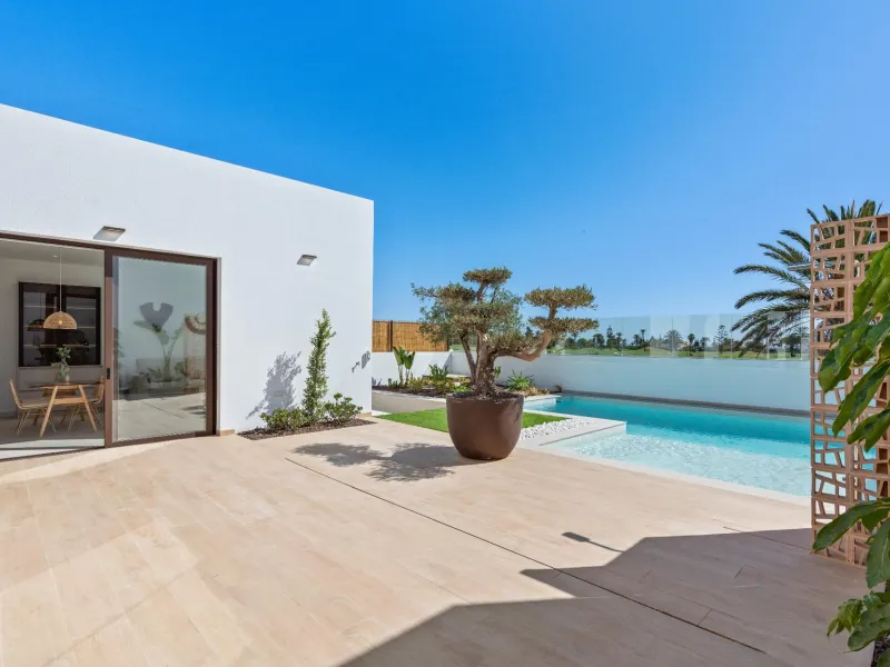 NEW BUILD VILLA IN LOS ALCÁZARES WITH VIEWS TO MAR MENOR. WITH PRIVATE POOL AND PARKING. 3 BEDROOMS. 2 BATHROOMS. PLOT 297 M2.