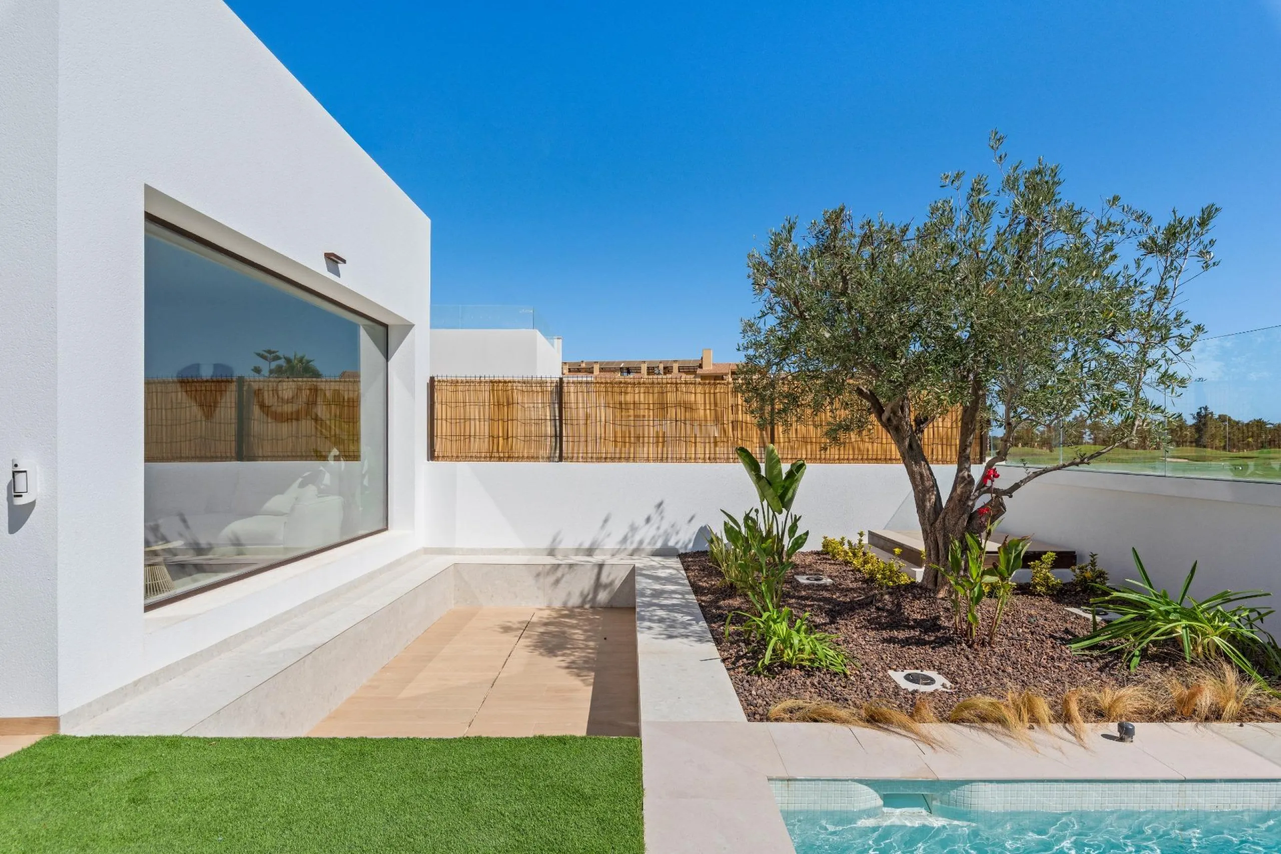 NEW BUILD VILLA IN LOS ALCÁZARES WITH VIEWS TO MAR MENOR. WITH PRIVATE POOL AND PARKING. 3 BEDROOMS. 2 BATHROOMS. PLOT 297 M2.