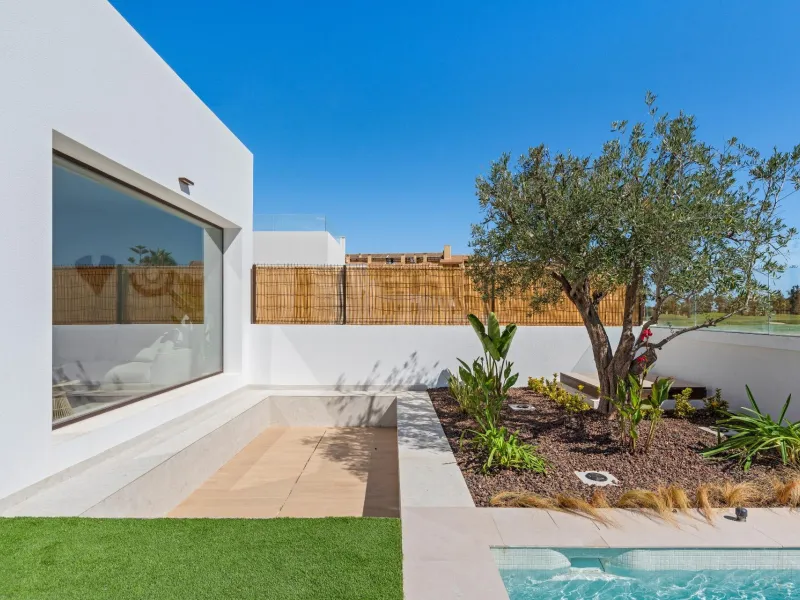 NEW BUILD VILLA IN LOS ALCÁZARES WITH VIEWS TO MAR MENOR. WITH PRIVATE POOL AND PARKING. 3 BEDROOMS. 2 BATHROOMS. PLOT 297 M2.