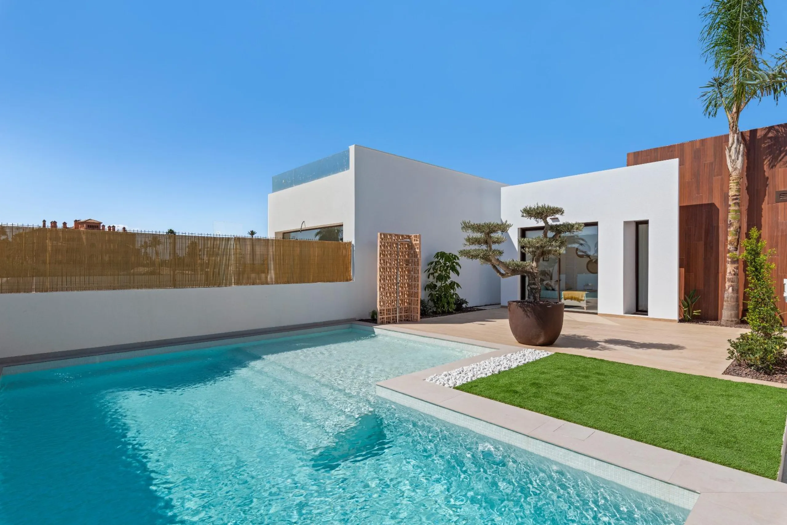 NEW BUILD VILLA IN LOS ALCÁZARES WITH VIEWS TO MAR MENOR. WITH PRIVATE POOL AND PARKING. 3 BEDROOMS. 2 BATHROOMS. PLOT 297 M2.