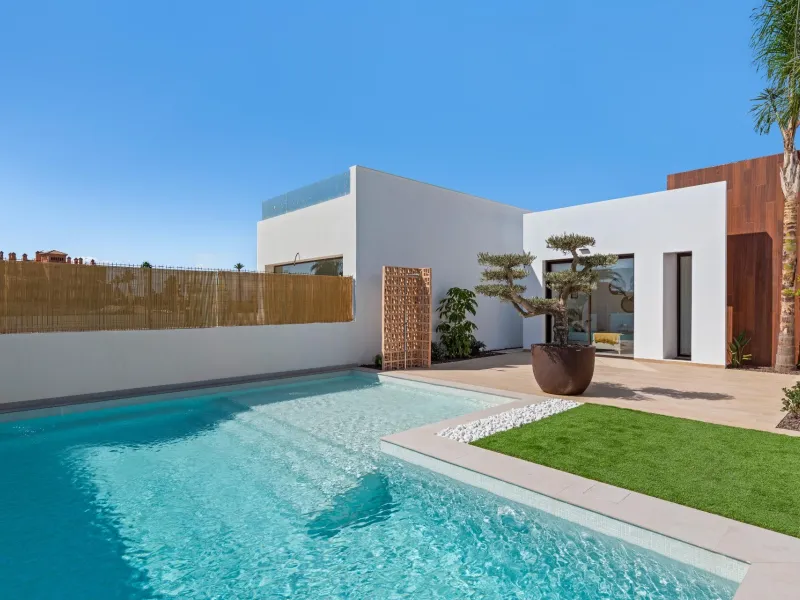 NEW BUILD VILLA IN LOS ALCÁZARES WITH VIEWS TO MAR MENOR. WITH PRIVATE POOL AND PARKING. 3 BEDROOMS. 2 BATHROOMS. PLOT 297 M2.