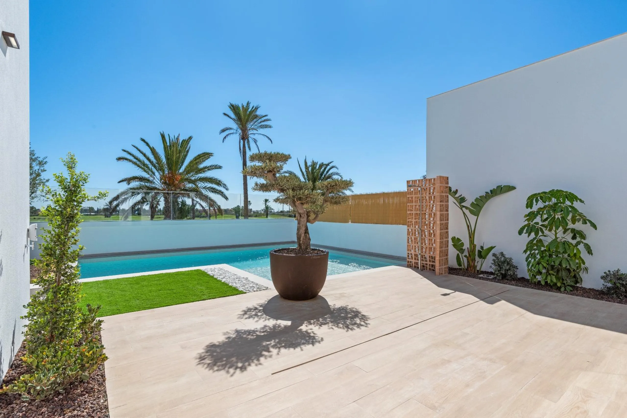 NEW BUILD VILLA IN LOS ALCÁZARES WITH VIEWS TO MAR MENOR. WITH PRIVATE POOL AND PARKING. 3 BEDROOMS. 2 BATHROOMS. PLOT 297 M2.