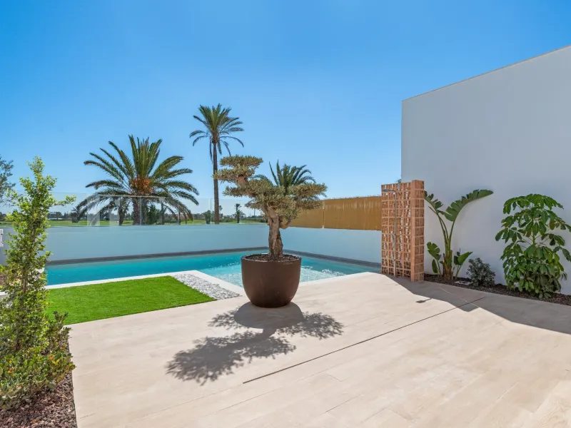 NEW BUILD VILLA IN LOS ALCÁZARES WITH VIEWS TO MAR MENOR. WITH PRIVATE POOL AND PARKING. 3 BEDROOMS. 2 BATHROOMS. PLOT 297 M2.
