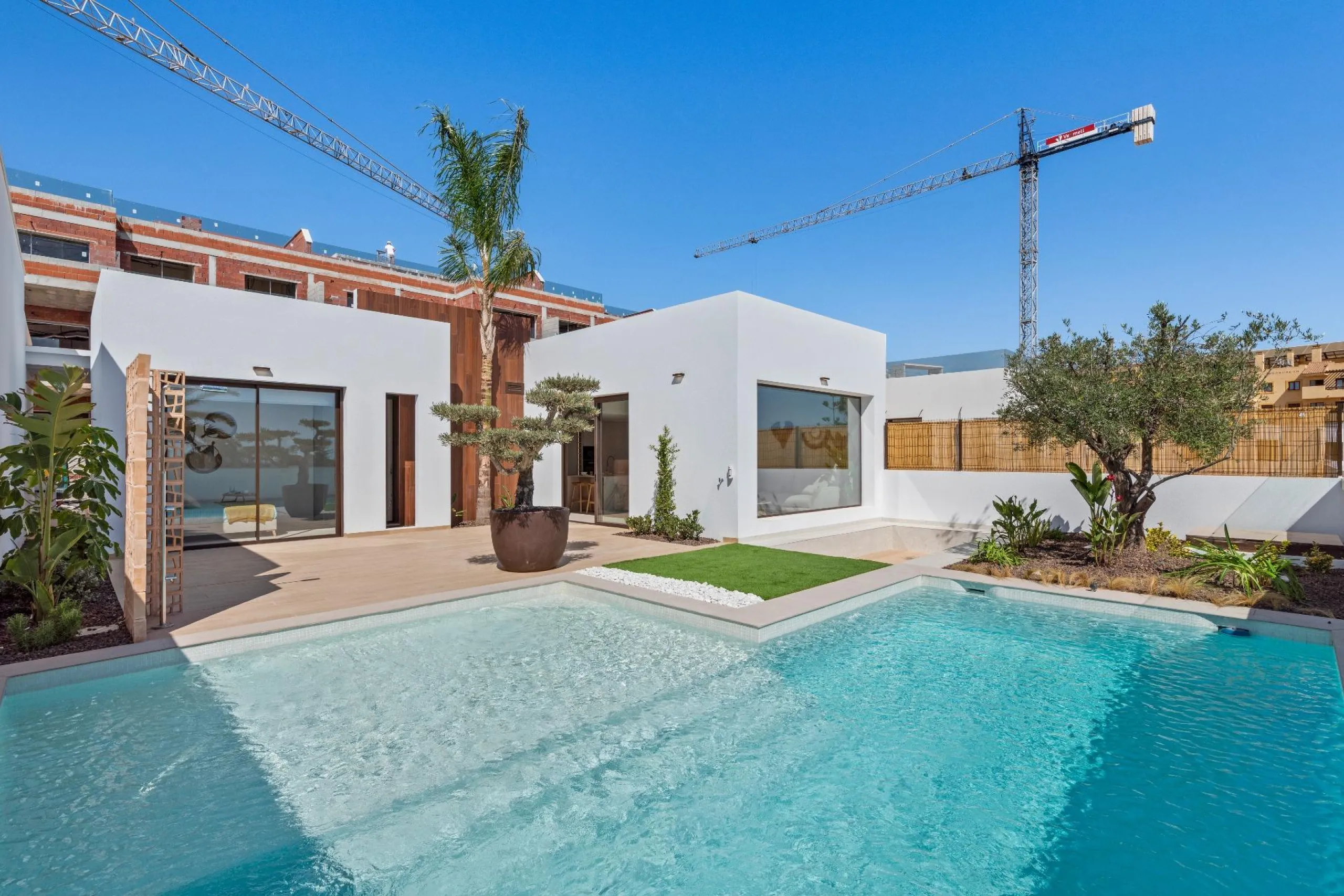 NEW BUILD VILLA IN LOS ALCÁZARES WITH VIEWS TO MAR MENOR. WITH PRIVATE POOL AND PARKING. 3 BEDROOMS. 2 BATHROOMS. PLOT 297 M2.