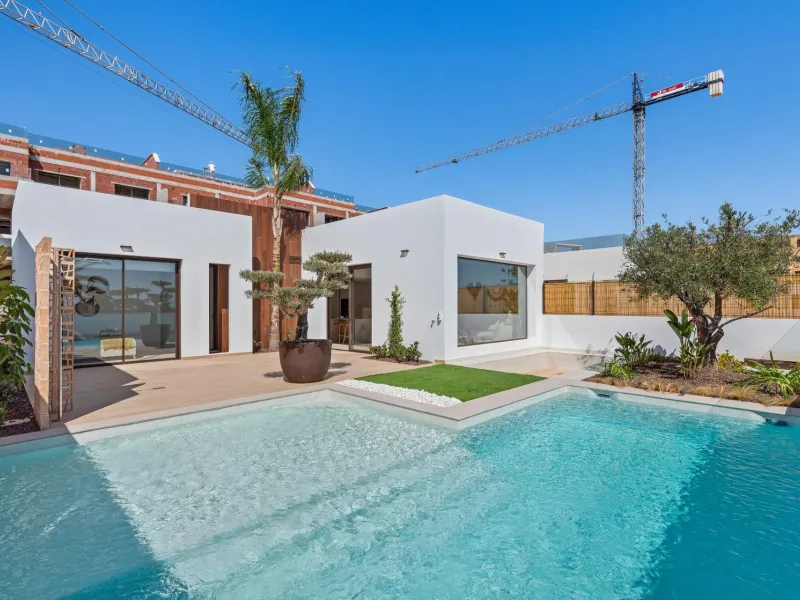 NEW BUILD VILLA IN LOS ALCÁZARES WITH VIEWS TO MAR MENOR. WITH PRIVATE POOL AND PARKING. 3 BEDROOMS. 2 BATHROOMS. PLOT 297 M2.