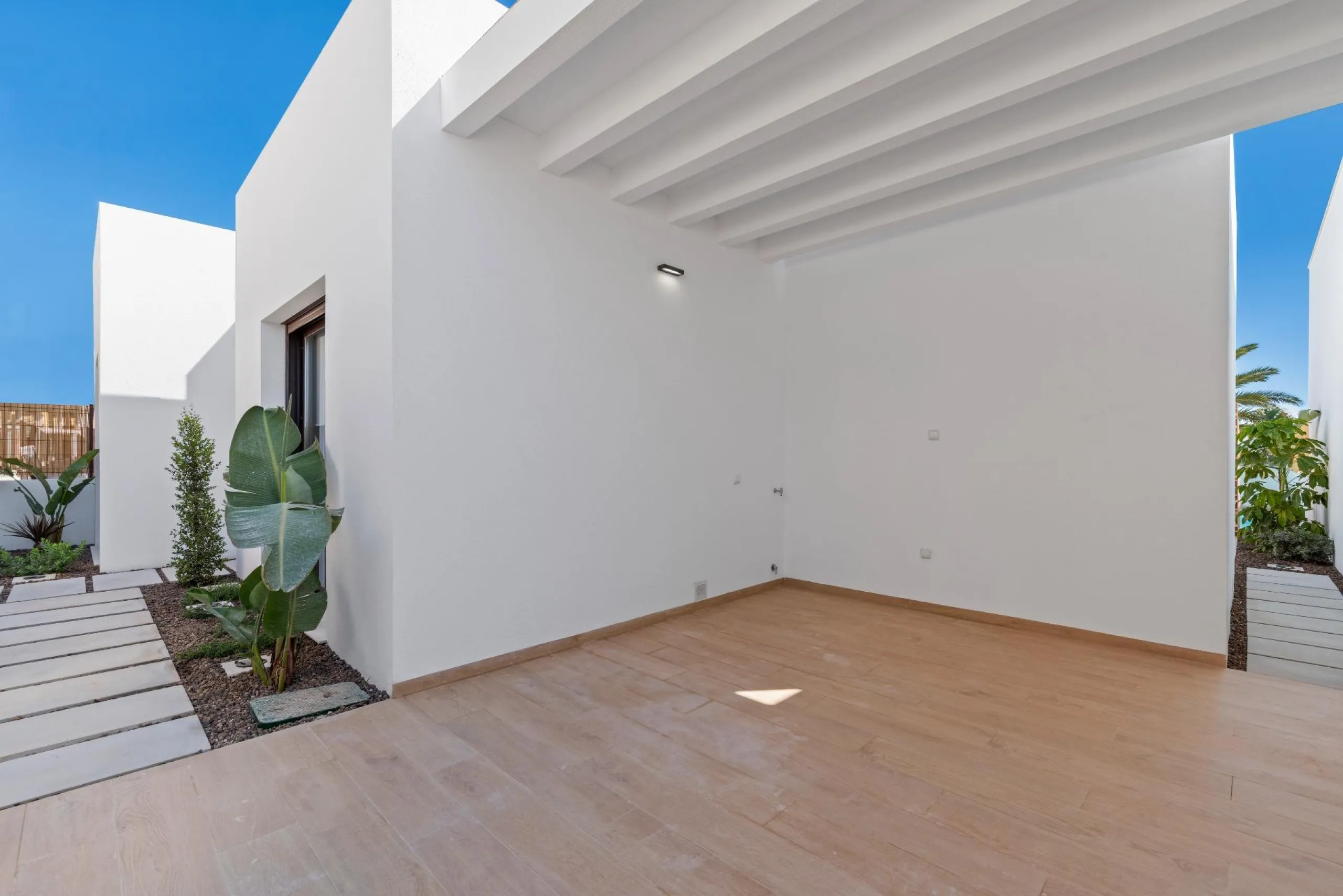 NEW BUILD VILLA IN LOS ALCÁZARES WITH VIEWS TO MAR MENOR. WITH PRIVATE POOL AND PARKING. 3 BEDROOMS. 2 BATHROOMS. PLOT 297 M2.