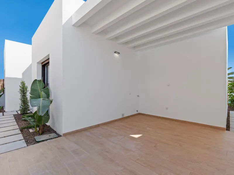 NEW BUILD VILLA IN LOS ALCÁZARES WITH VIEWS TO MAR MENOR. WITH PRIVATE POOL AND PARKING. 3 BEDROOMS. 2 BATHROOMS. PLOT 297 M2.