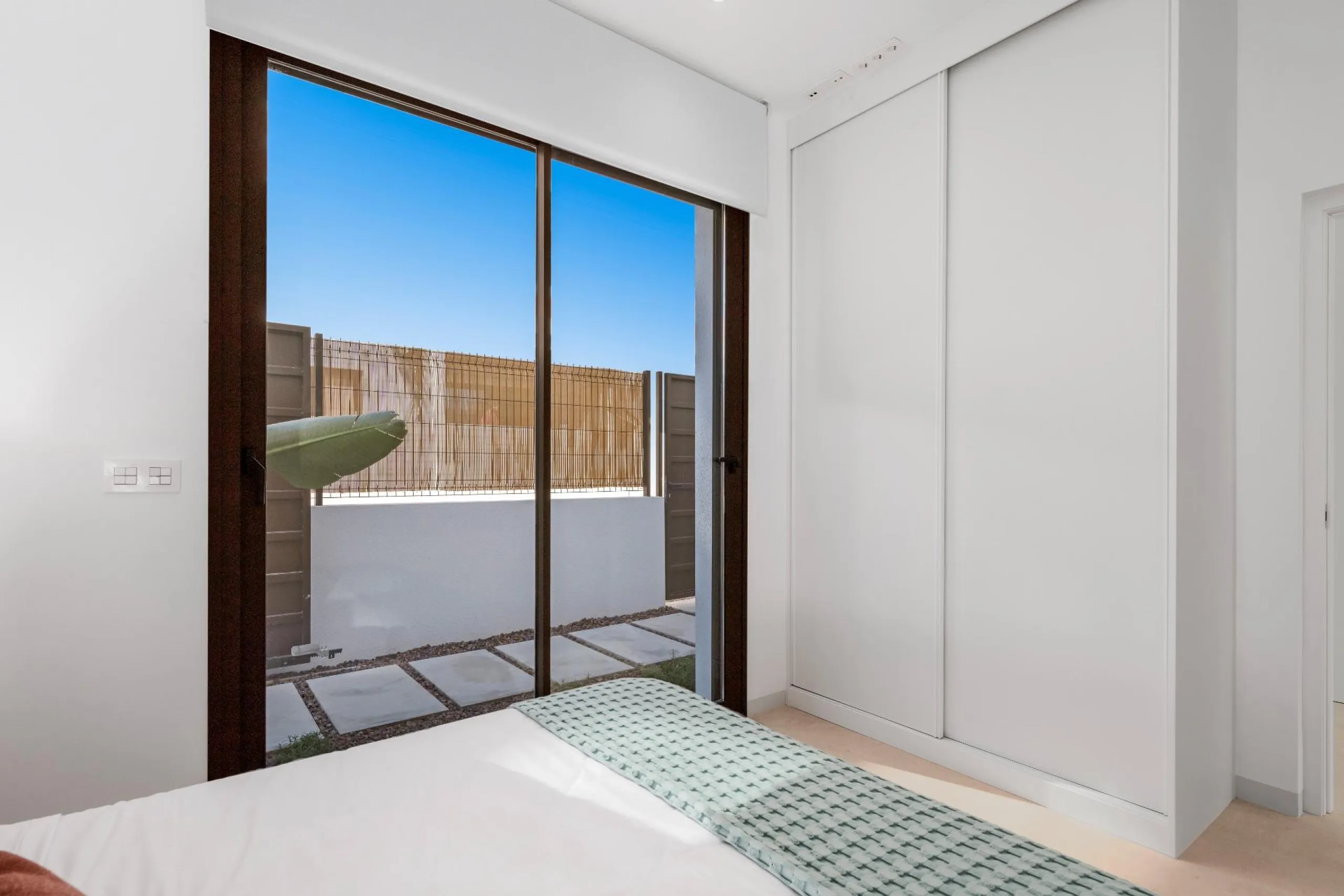 NEW BUILD VILLA IN LOS ALCÁZARES WITH VIEWS TO MAR MENOR. WITH PRIVATE POOL AND PARKING. 3 BEDROOMS. 2 BATHROOMS. PLOT 297 M2.