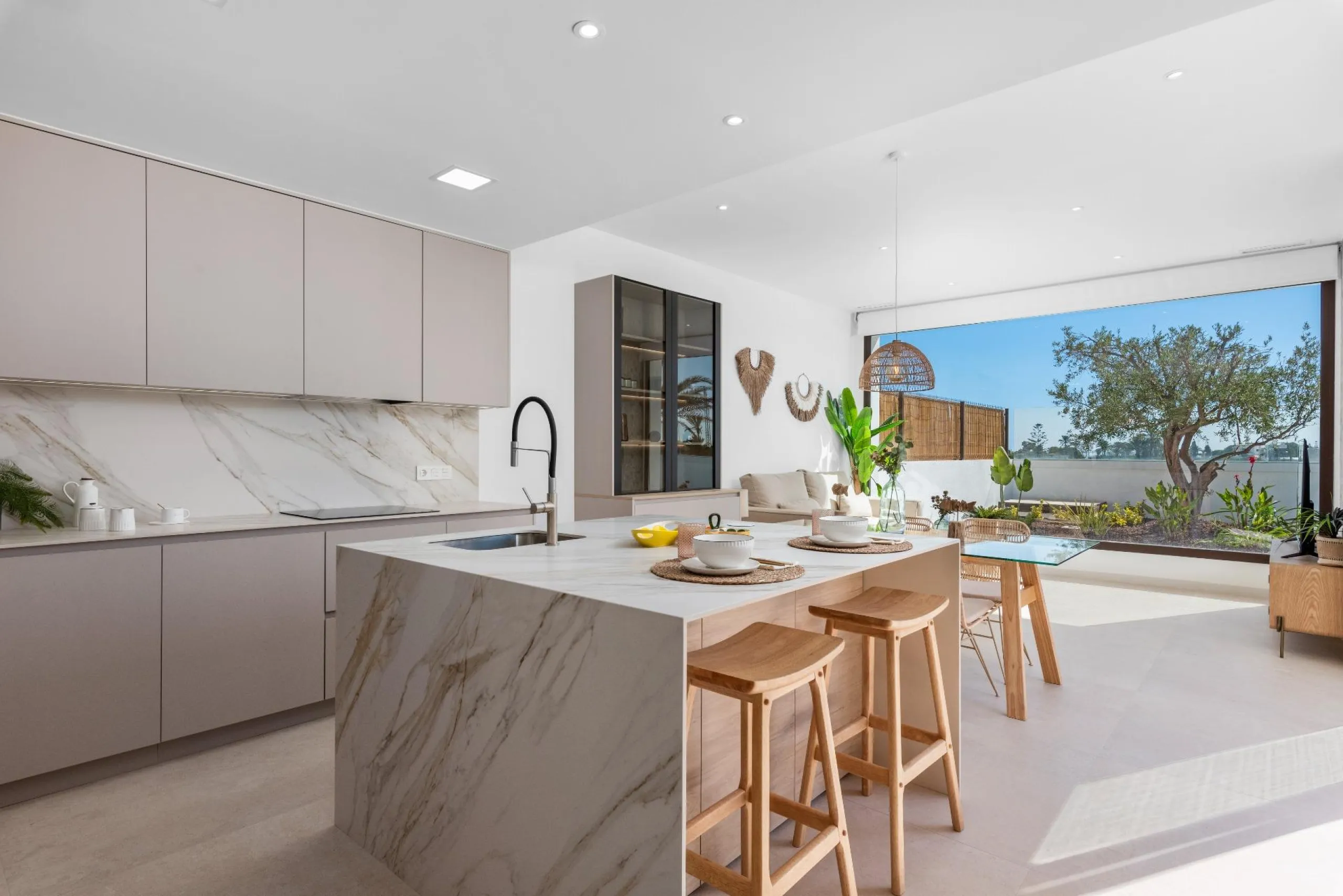 NEW BUILD VILLA IN LOS ALCÁZARES WITH VIEWS TO MAR MENOR. WITH PRIVATE POOL AND PARKING. 3 BEDROOMS. 2 BATHROOMS. PLOT 297 M2.