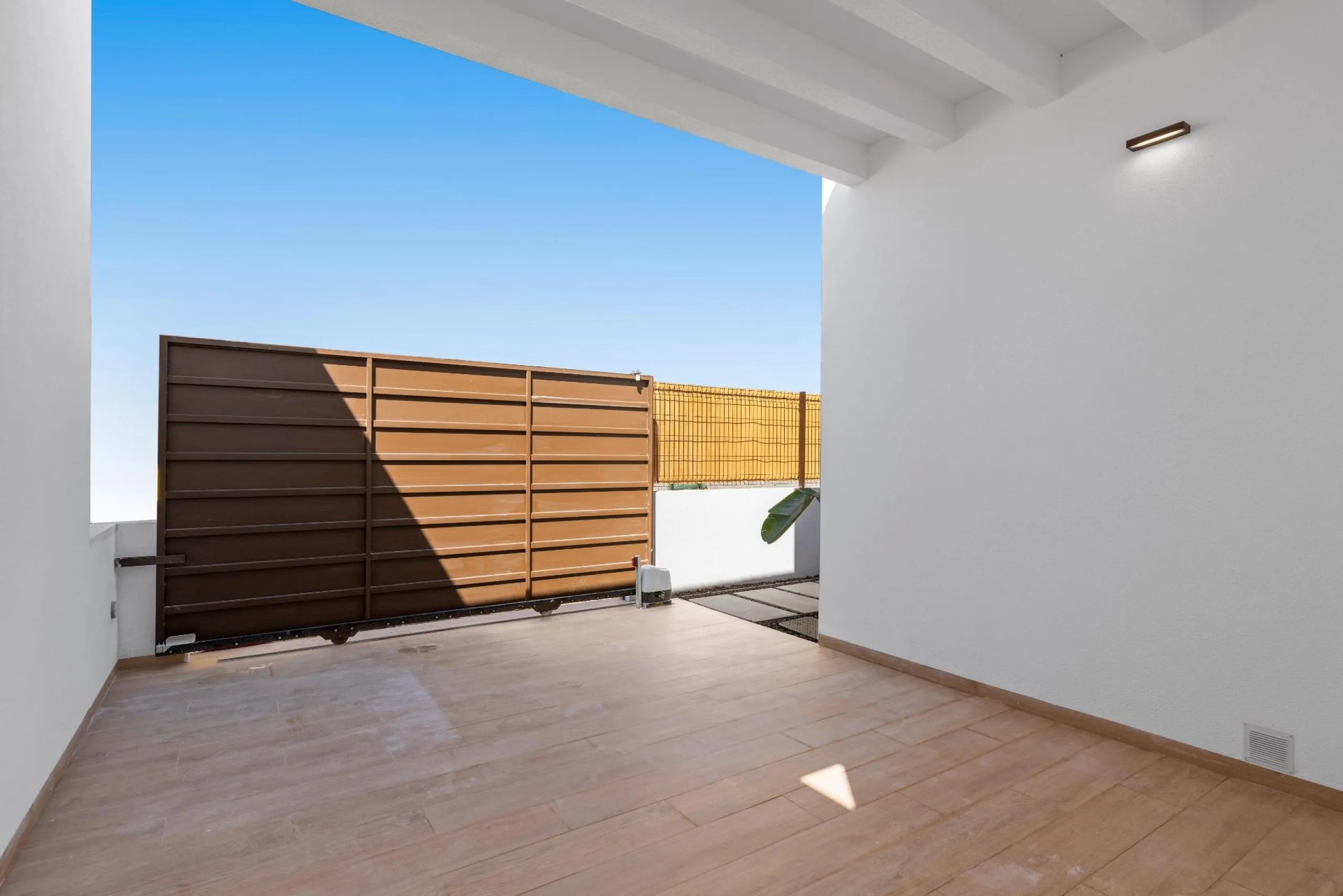 NEW BUILD VILLA IN LOS ALCÁZARES WITH VIEWS TO MAR MENOR. WITH PRIVATE POOL AND PARKING. 3 BEDROOMS. 2 BATHROOMS. PLOT 297 M2.