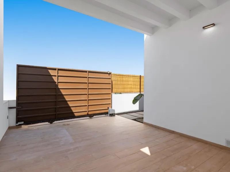 NEW BUILD VILLA IN LOS ALCÁZARES WITH VIEWS TO MAR MENOR. WITH PRIVATE POOL AND PARKING. 3 BEDROOMS. 2 BATHROOMS. PLOT 297 M2.