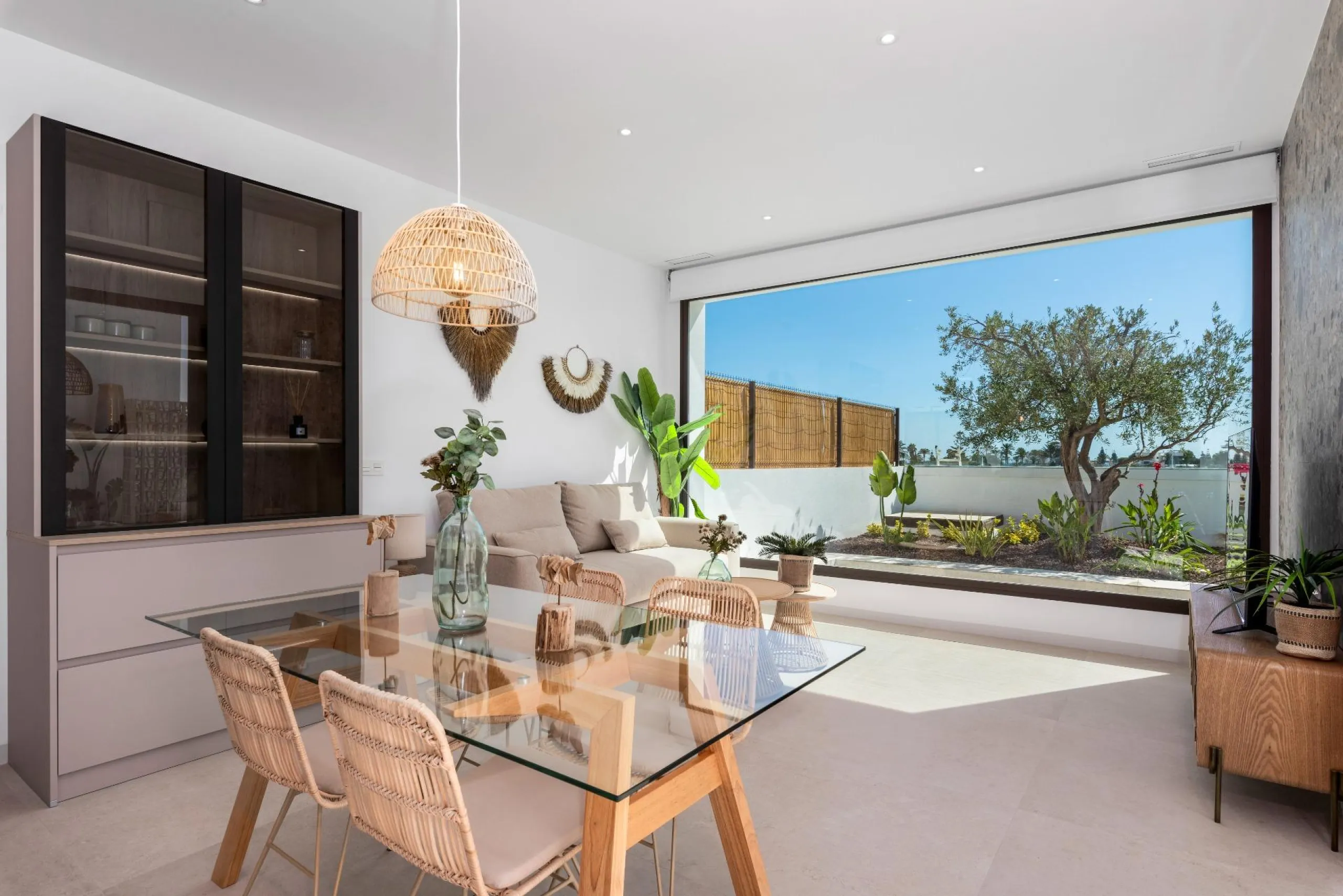 NEW BUILD VILLA IN LOS ALCÁZARES WITH VIEWS TO MAR MENOR. WITH PRIVATE POOL AND PARKING. 3 BEDROOMS. 2 BATHROOMS. PLOT 297 M2.