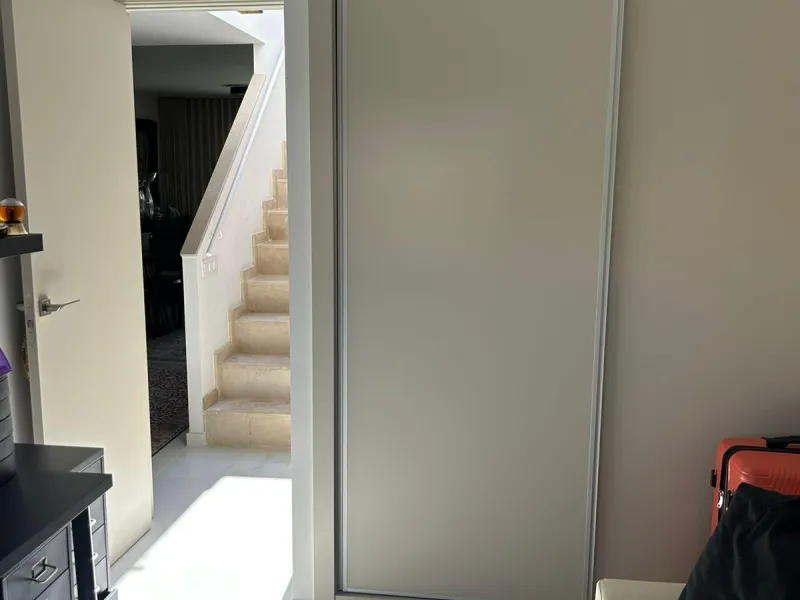 Пентхаус на пляже Фламенка с собственным солярием. 2 спальни, 2 ванные комнаты. Общая площадь 80 м². Гараж и кладовка. Общие бассейны