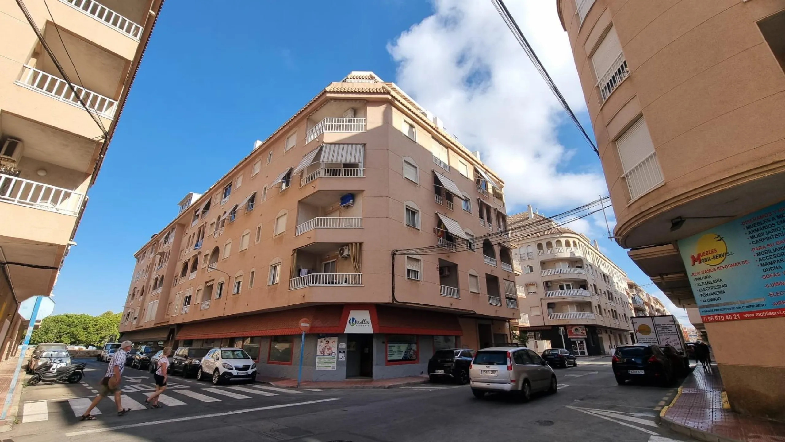 Apartamento semireformado a escasos metros de la playa !