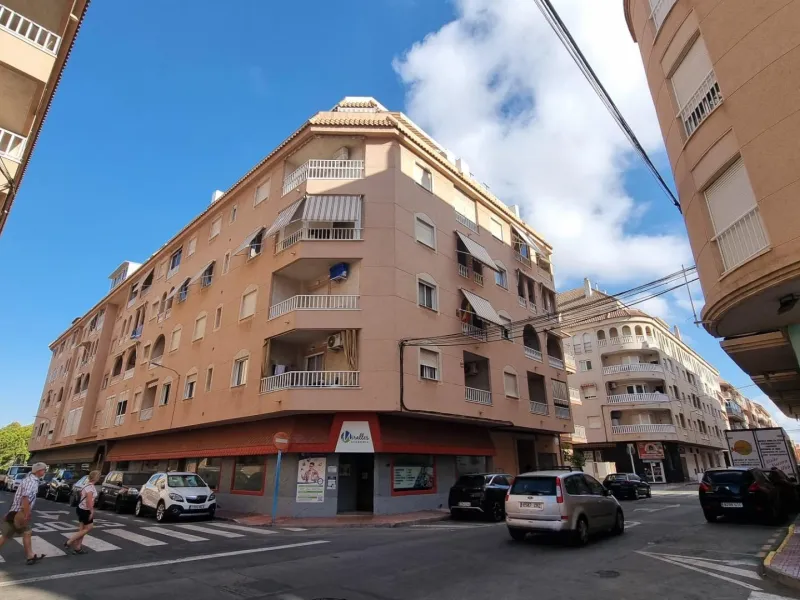 Apartamento semireformado a escasos metros de la playa !