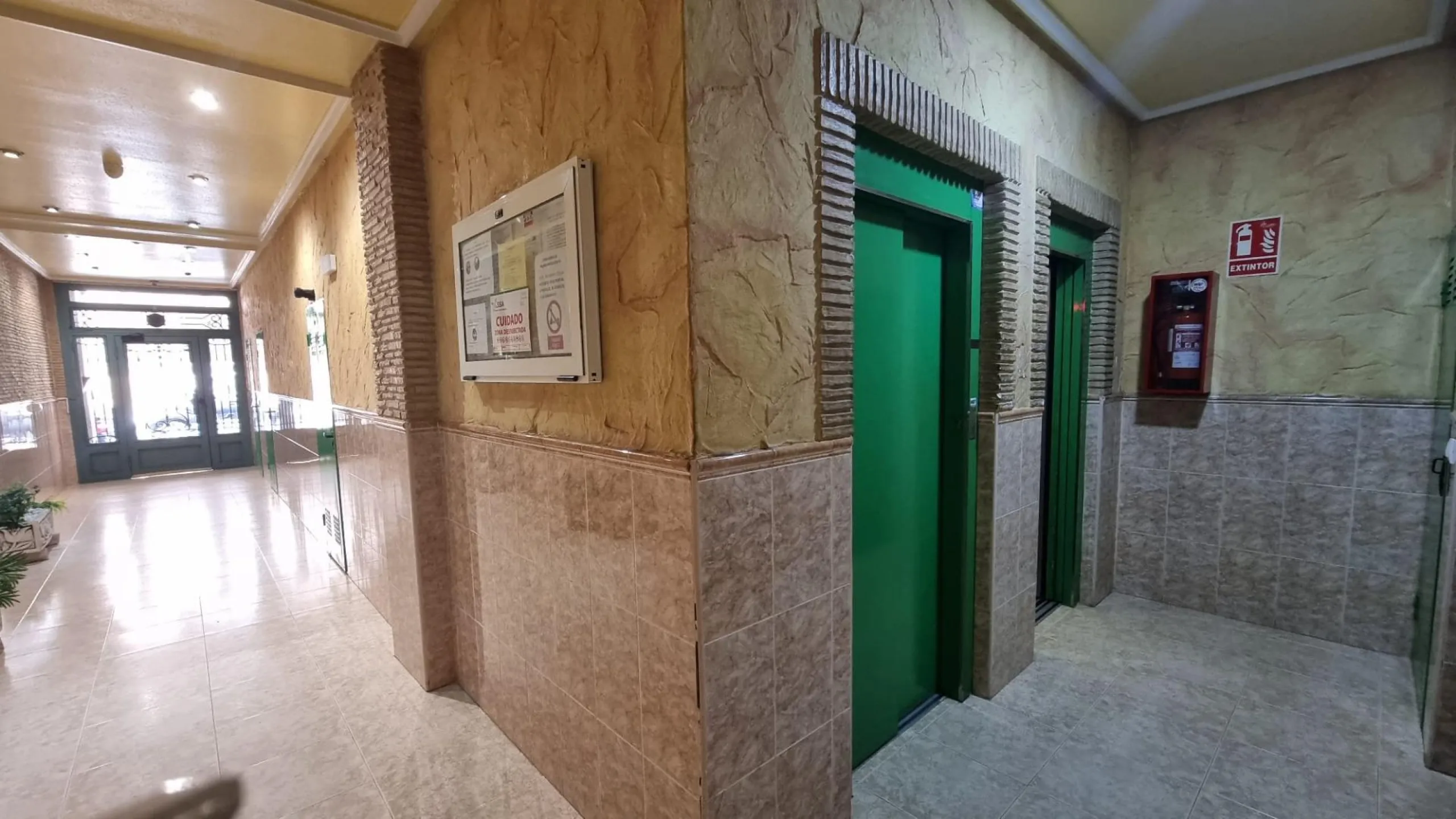 Apartamento semireformado a escasos metros de la playa !