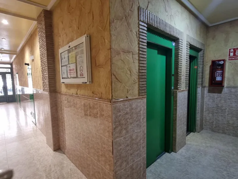 Apartamento semireformado a escasos metros de la playa !