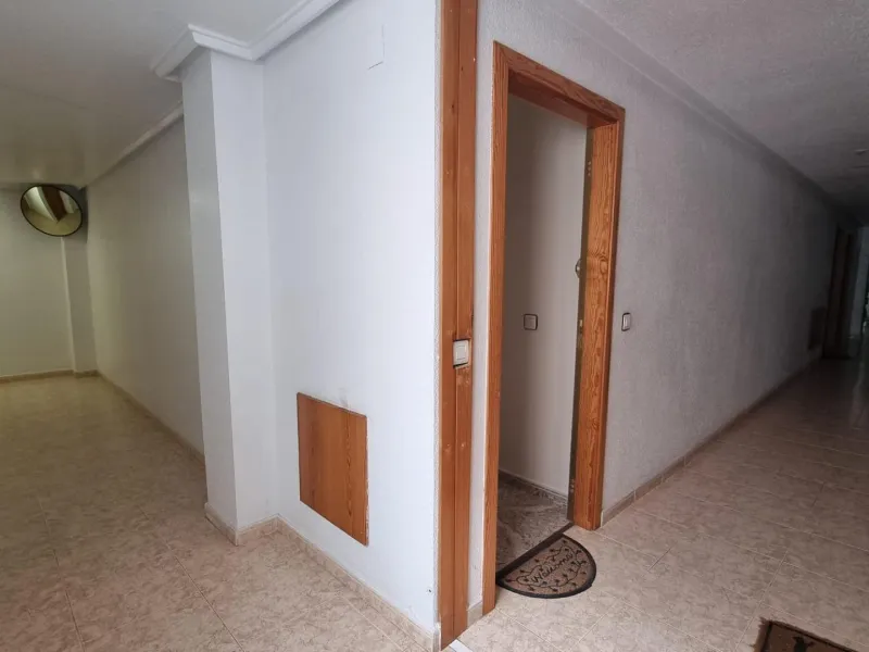 Apartamento semireformado a escasos metros de la playa !