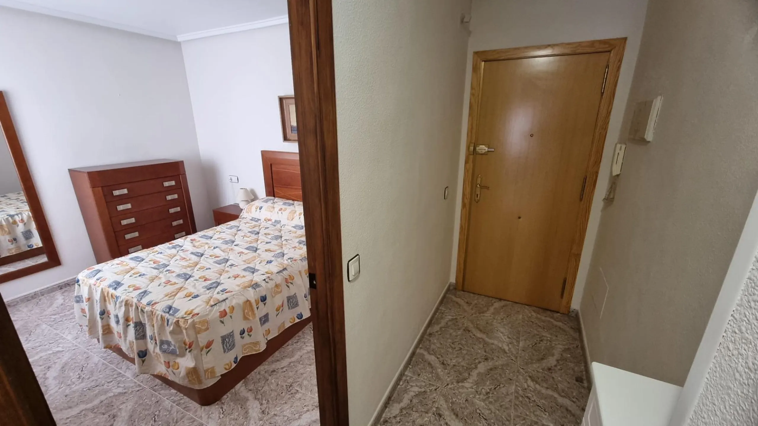 Apartamento semireformado a escasos metros de la playa !