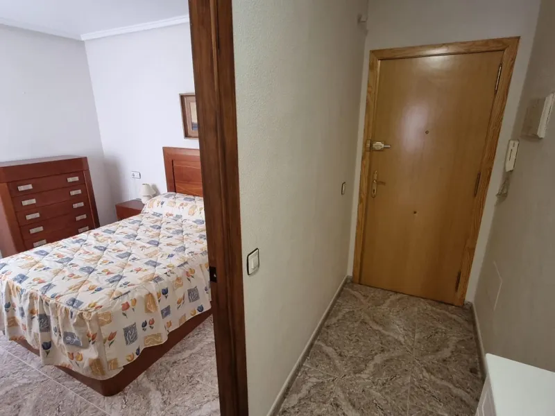 Apartamento semireformado a escasos metros de la playa !