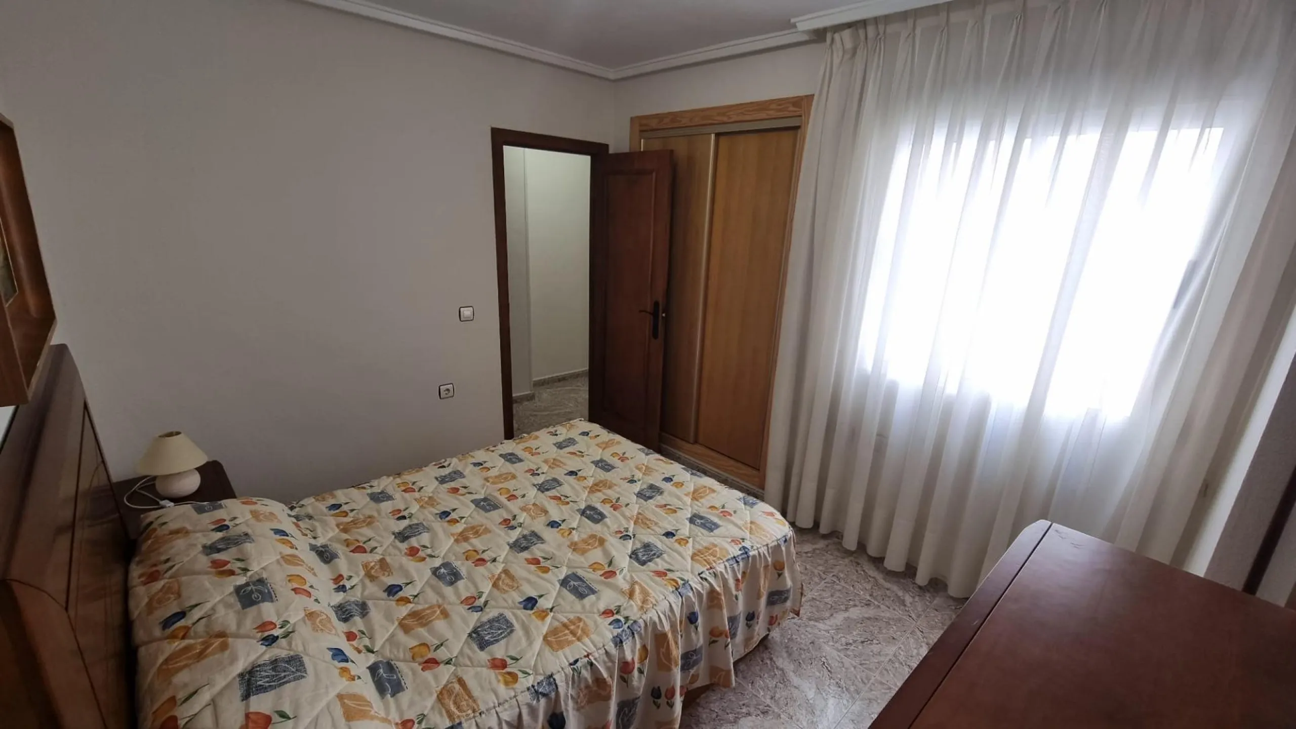 Apartamento semireformado a escasos metros de la playa !