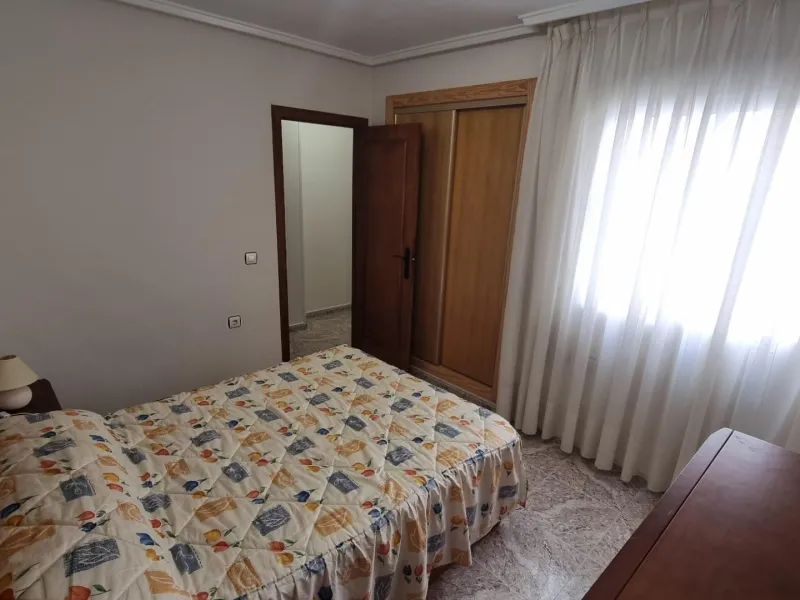 Apartamento semireformado a escasos metros de la playa !