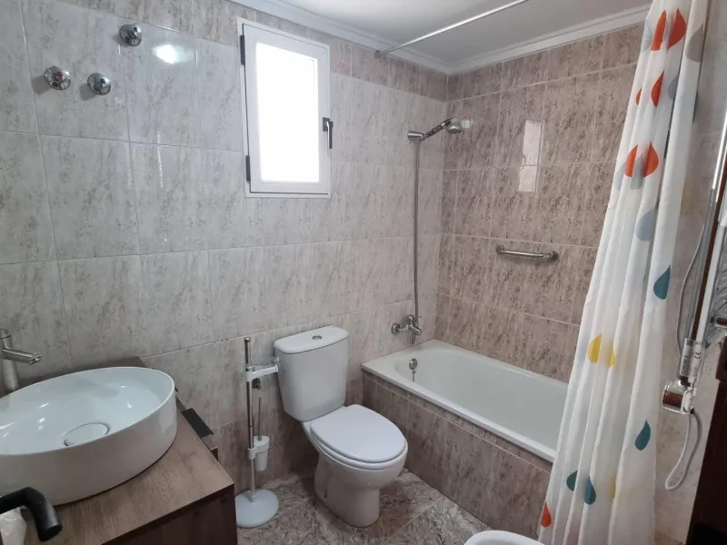 Apartamento semireformado a escasos metros de la playa !