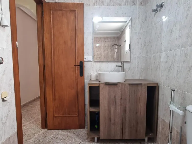 Apartamento semireformado a escasos metros de la playa !