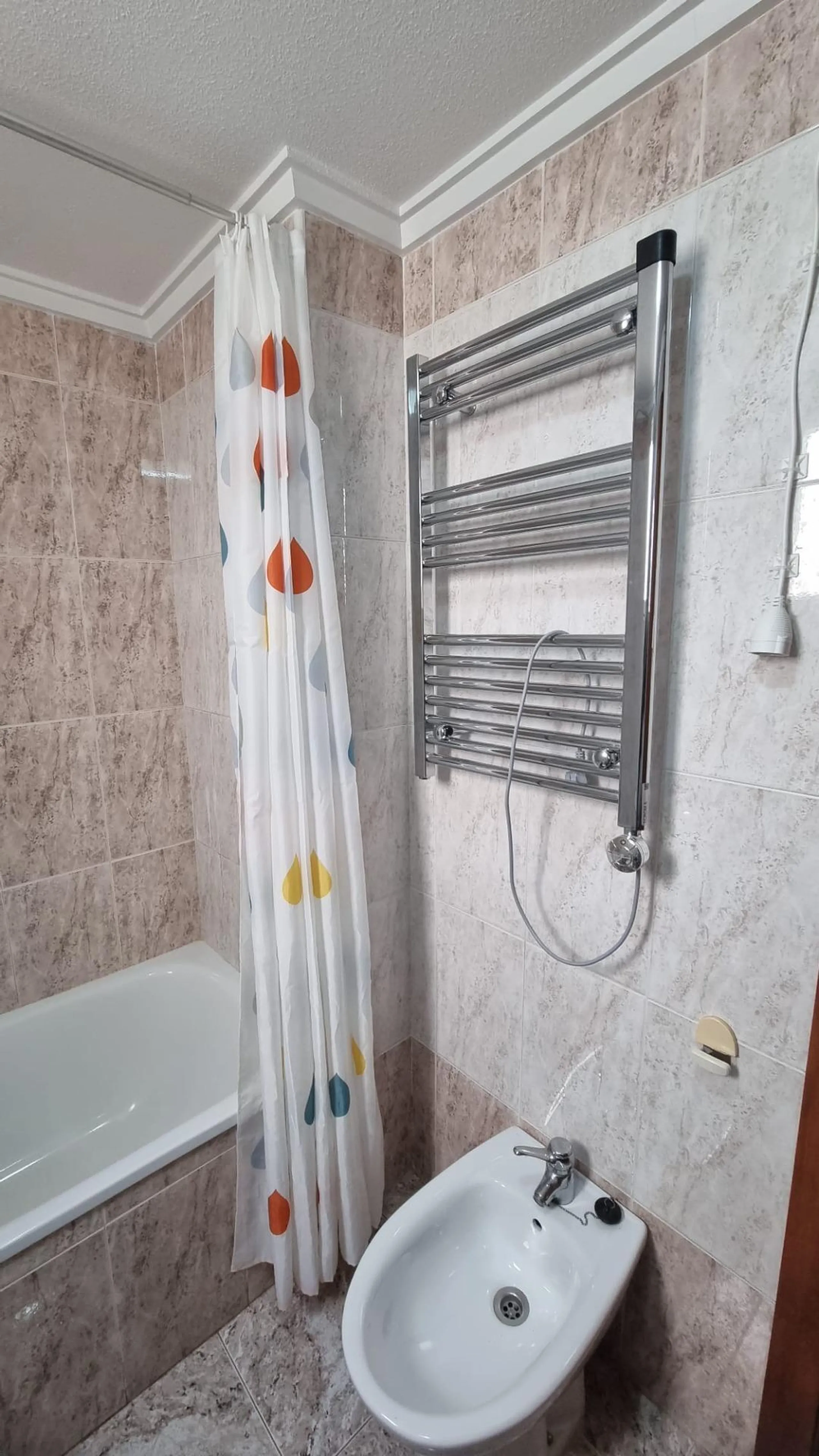 Apartamento semireformado a escasos metros de la playa !