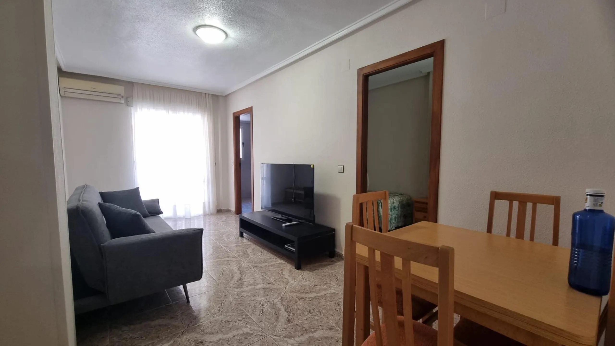 Apartamento semireformado a escasos metros de la playa !