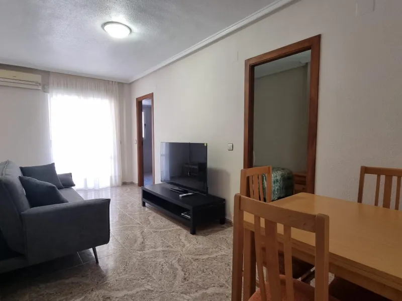 Apartamento semireformado a escasos metros de la playa !