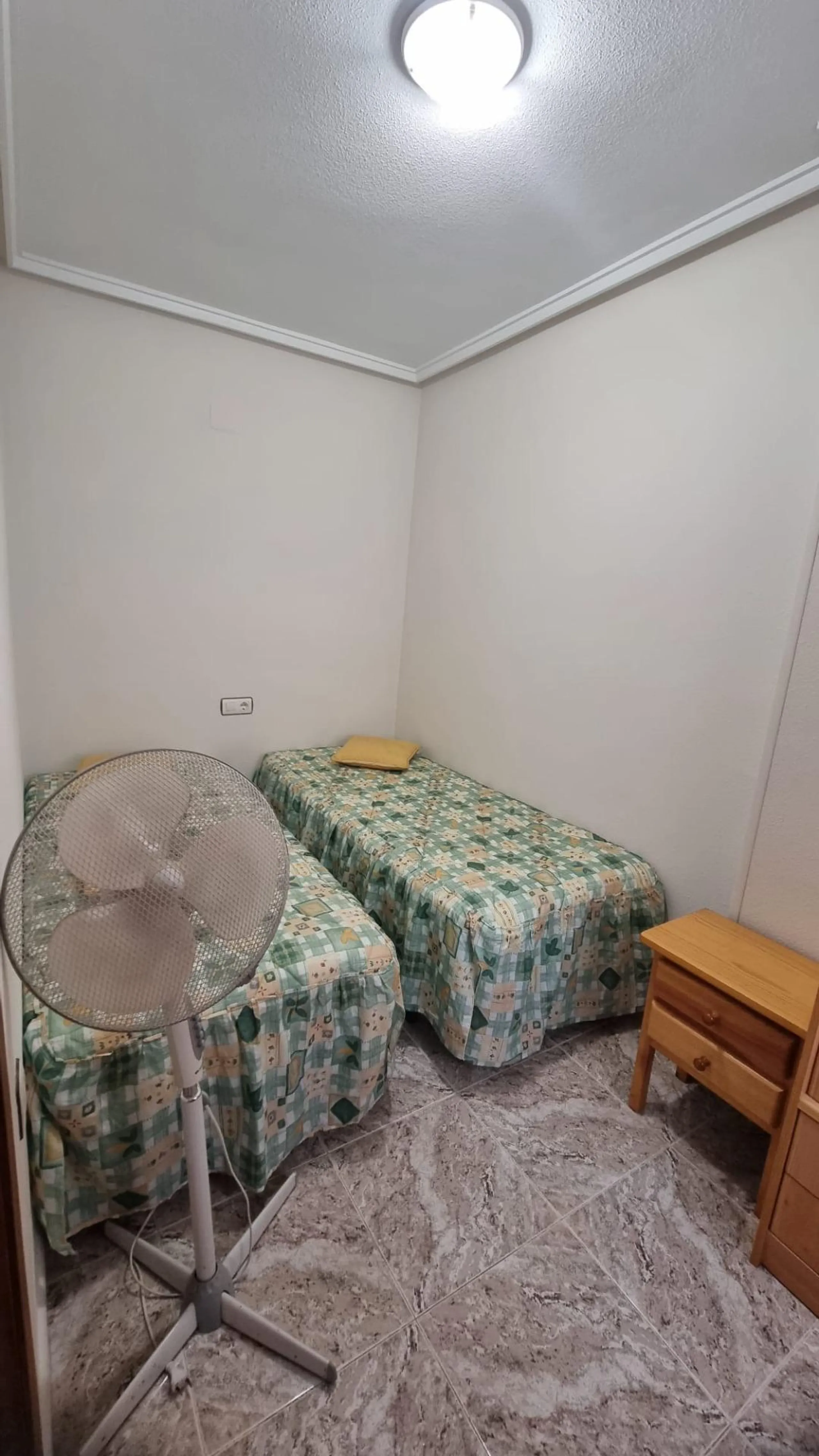 Apartamento semireformado a escasos metros de la playa !