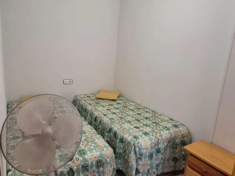 Apartamento semireformado a escasos metros de la playa !