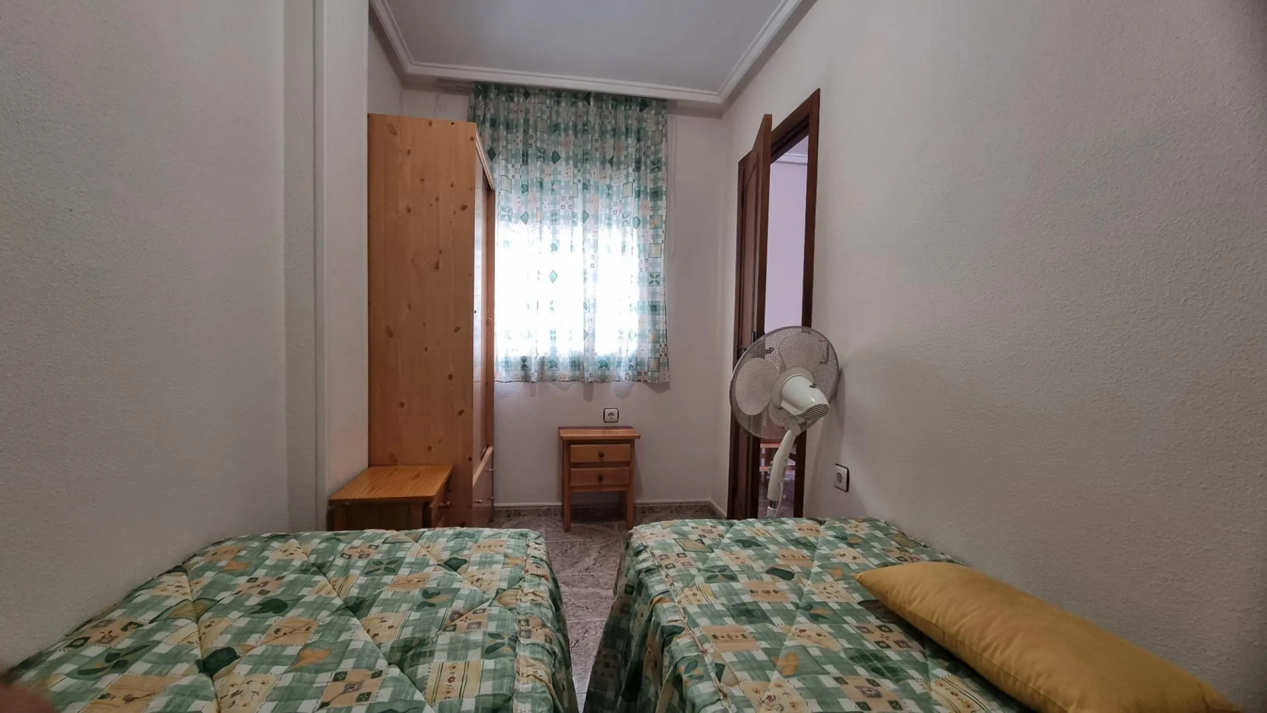 Apartamento semireformado a escasos metros de la playa !