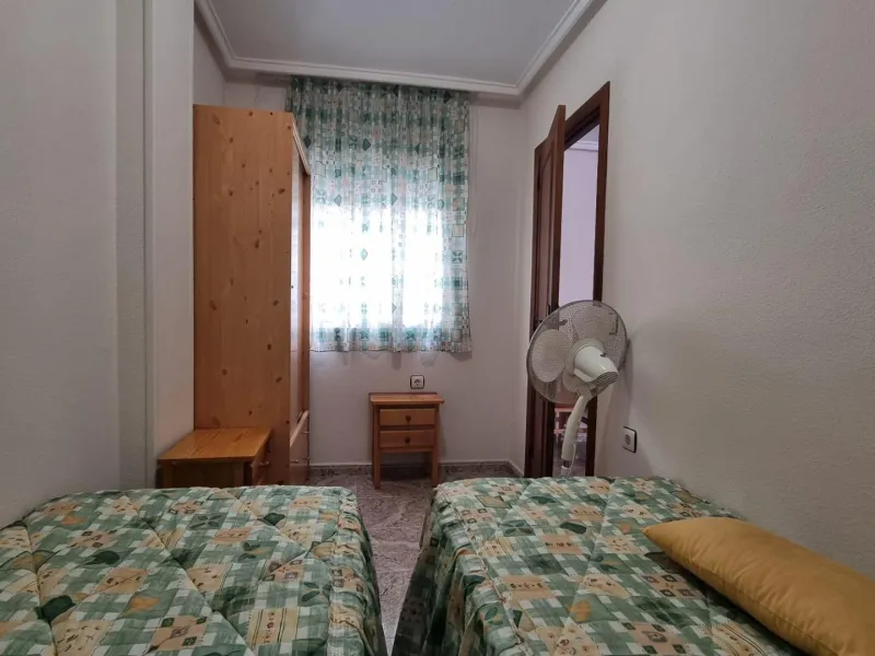 Apartamento semireformado a escasos metros de la playa !