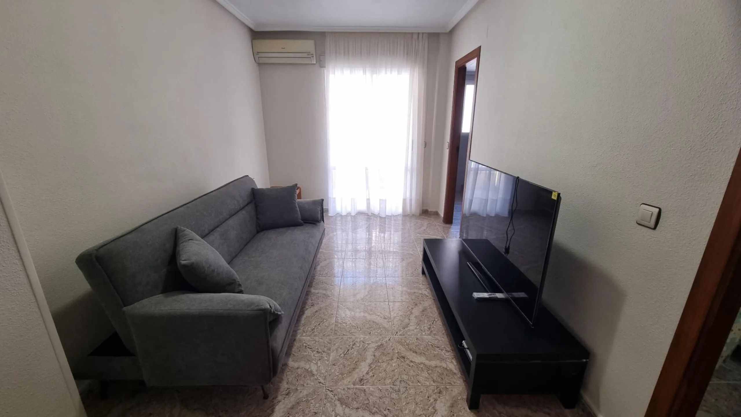 Apartamento semireformado a escasos metros de la playa !