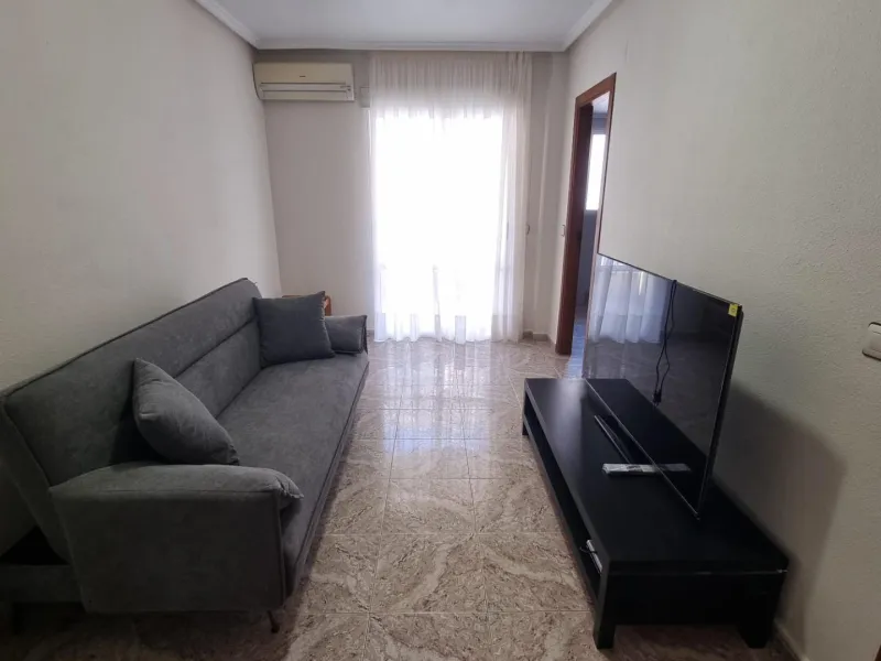 Apartamento semireformado a escasos metros de la playa !