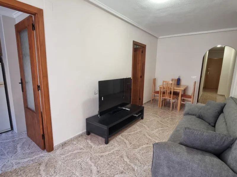 Apartamento semireformado a escasos metros de la playa !