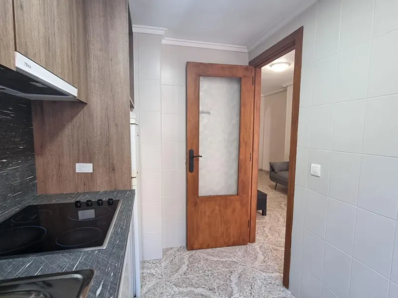Apartamento semireformado a escasos metros de la playa !