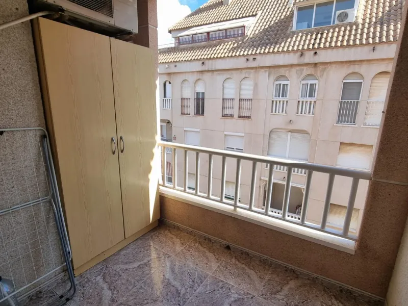 Apartamento semireformado a escasos metros de la playa !