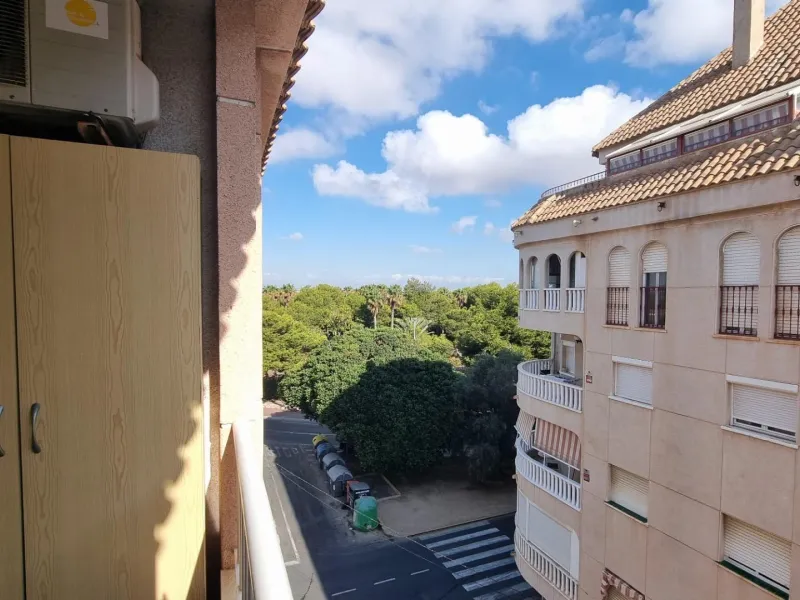 Apartamento semireformado a escasos metros de la playa !