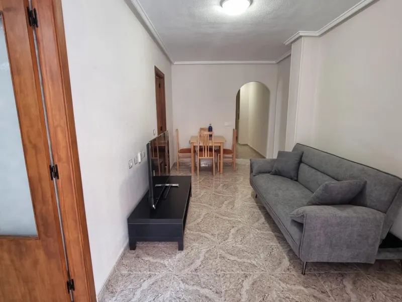 Apartamento semireformado a escasos metros de la playa !