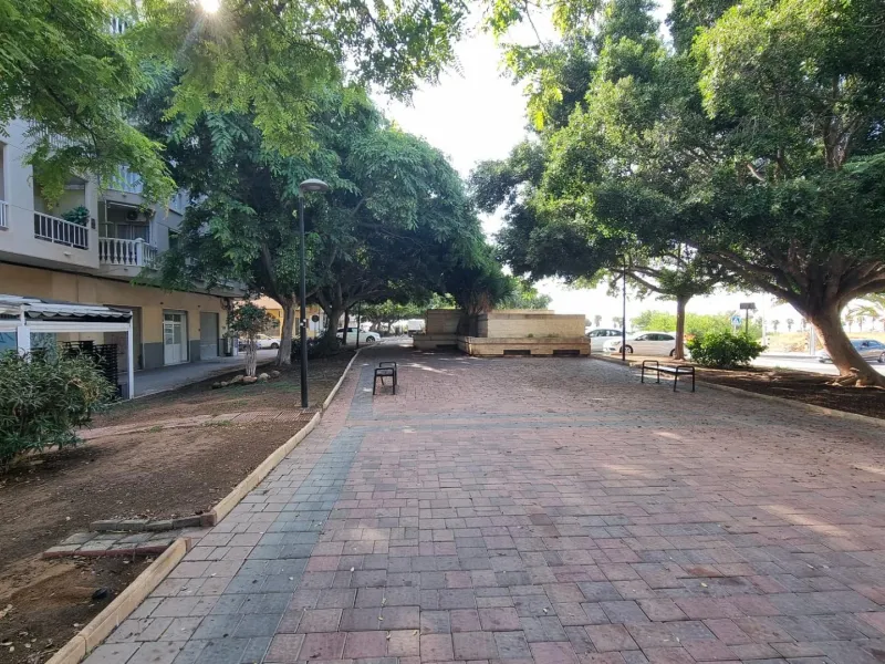 Apartamento semireformado a escasos metros de la playa !