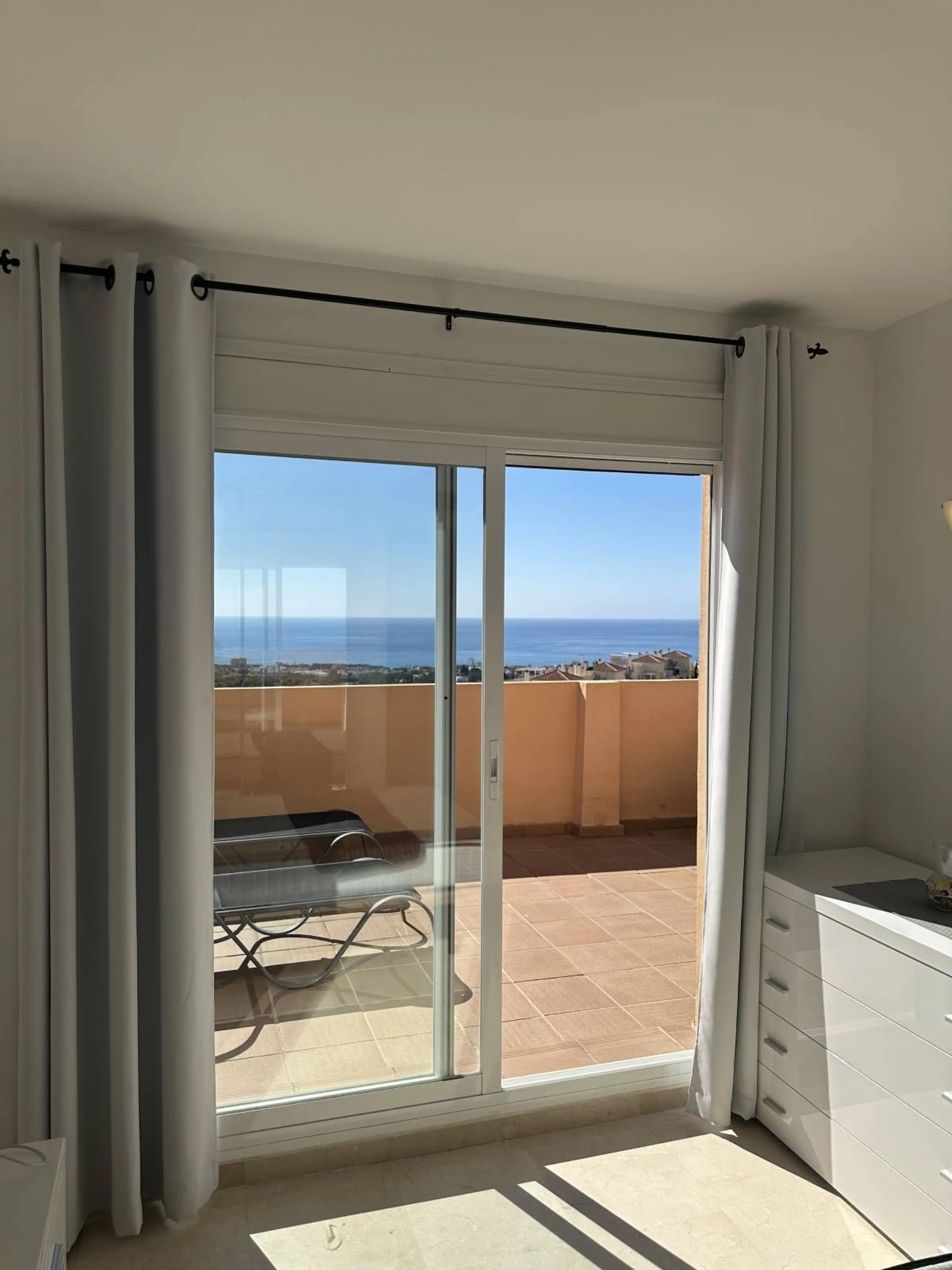 Atemberaubende 2-Zimmer-Wohnung mit Meerblick, privatem Tiefgaragenstellplatz und Abstellraum – Bellavista Hills 2, Calahonda – 349.000 €