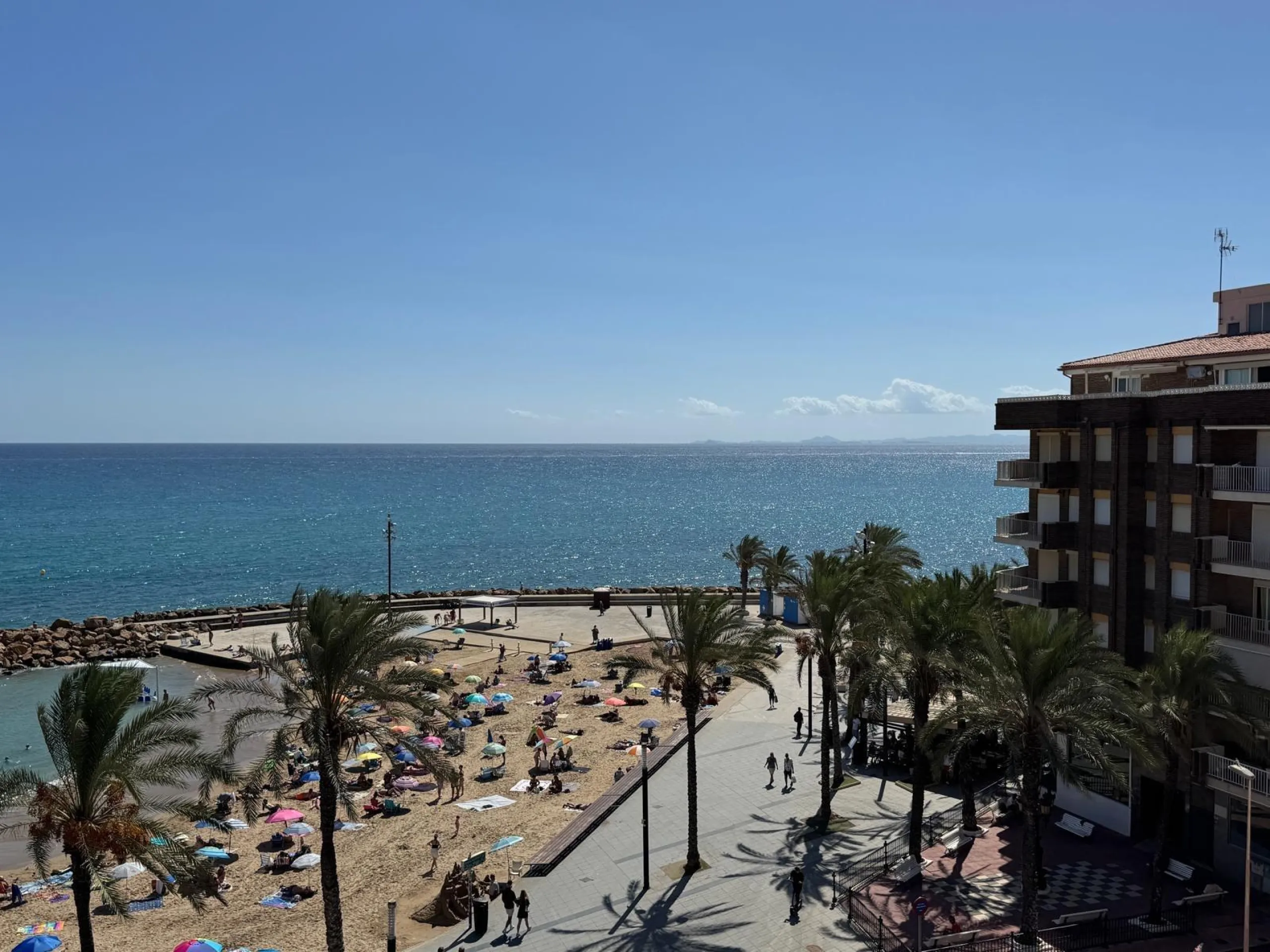 APARTAMENTO TOTALMENTE REFORMADO A 20 METROS DE PLAYA CON 100 M2 DE SUPERFICIE. 3 DORM. 1 BAÑOS.